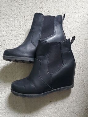 Universal Thread Black Wedge Chelsea Booties